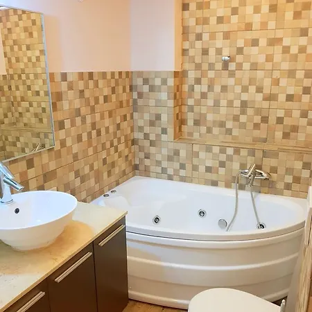 Nicole Apartman *
